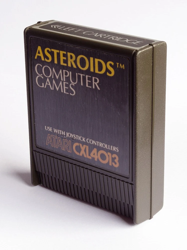 Cartucho Asteroids CXL4013 para computadores Atari de 8 bits.