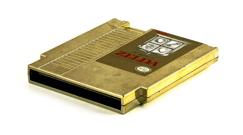 Fotografia do cartucho dourado de The Legend of Zelda para NES.