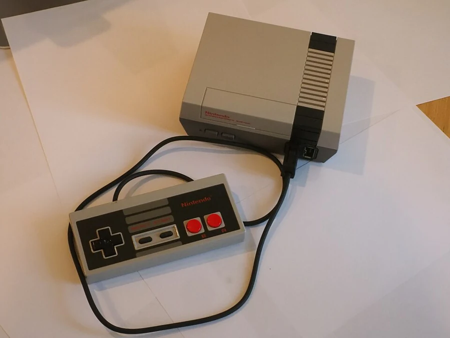 Imagem de NES Classic Edition — NES Classic Edition with controller