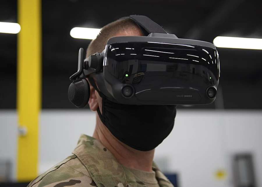 Imagem de Valve Index — Air Force officer using Valve Index