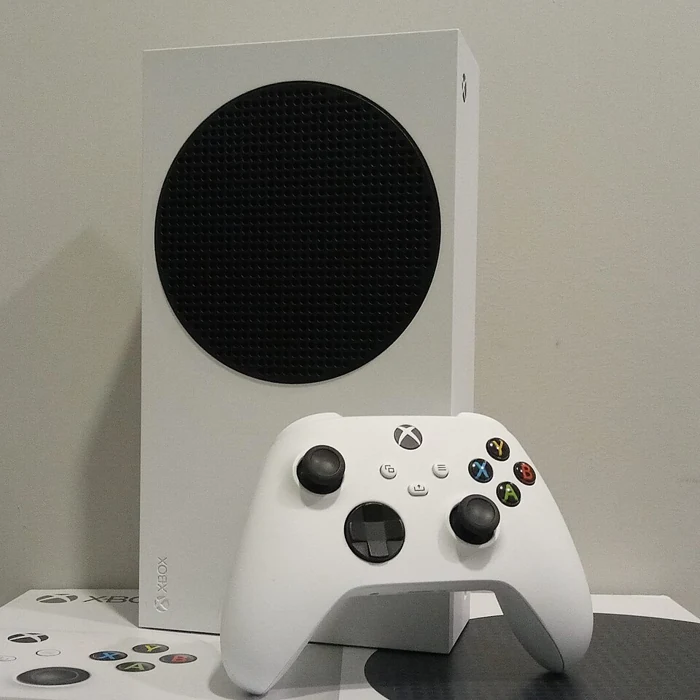 Imagem de Xbox Series S — Xbox Series S with controller